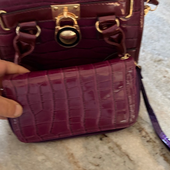 Elegant Burgundy Handbag and Wallet Set great condition - Picture 4 of 8